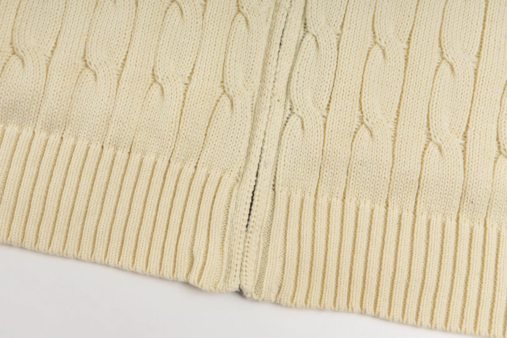 P260 #R98 RALPH LAUREN Ralph Lauren nine-color classic small label embroidery logo full zipper knitted cable cardigan sweater, high-density LOGO embroidery on the chest, original customization of tag accessories. Made of pure cotton yarn, pure cotton is skin-friendly and comfortable, small label war horse embroidered twist zipper cardigan sweater 🐎 high quality, follow the blogger to learn how to wear it! Let’s buy a Ralph Lauren cable sweater. It’s a super hard-to-find series after it became popular. It’s hard to find one on the official website. It’s simple and practical to wear, with a lazy and loose feel. The thickened fabric has more texture, feels soft and delicate, and has a loose fit. Whether worn alone or layered, you can wear different styles of fashion with just one piece!   Size：XS S M L